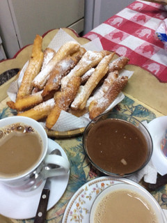 Una foto de Churros con salsa de chocolate