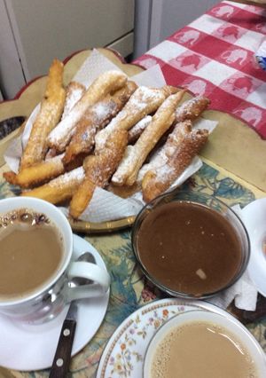 Una foto de Churros con salsa de chocolate