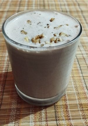 A picture of Choco walnut banana smoothie.