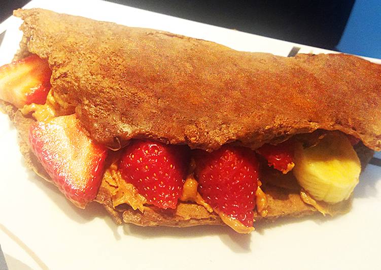 Crepioca de cacau com pasta de amendoim, banana e morango