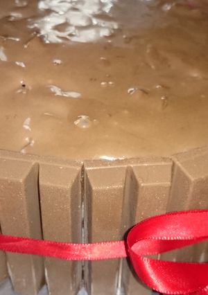 A picture of Kitkat walled Cookies and Cream Ice Cream Cake.