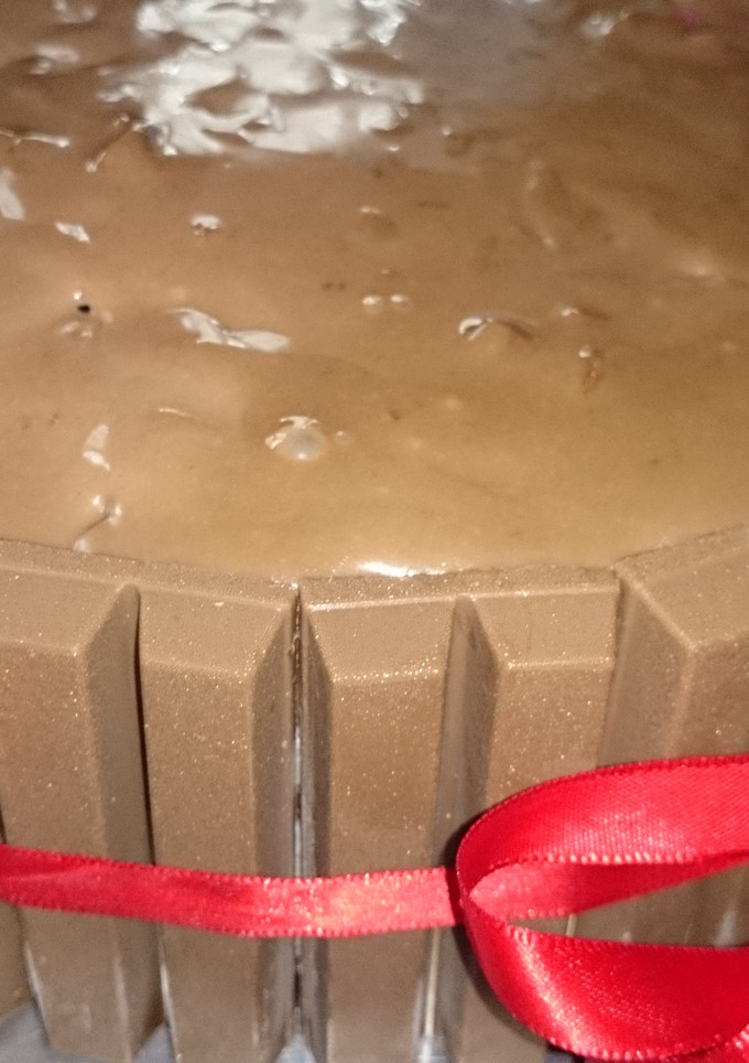 A picture of Kitkat walled Cookies and Cream Ice Cream Cake.