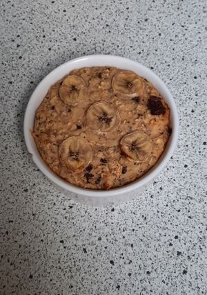 Une photo de Porridge au four banane cacahuètes