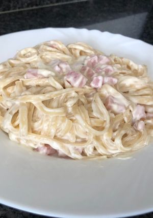 Una foto de Espaguetis a la carbonara con nata (Mambo/Thermomix)