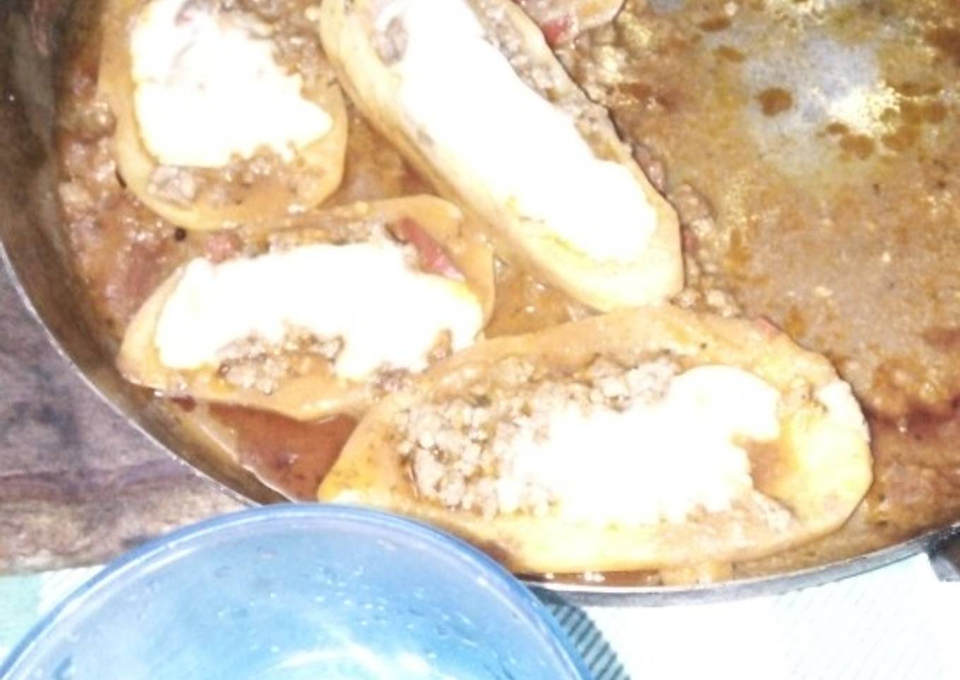 Papas rellenas con salsa