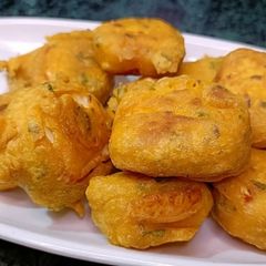 A picture of Aloo ke pakore.