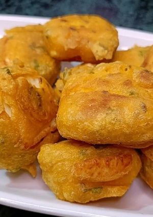 A picture of Aloo ke pakore.