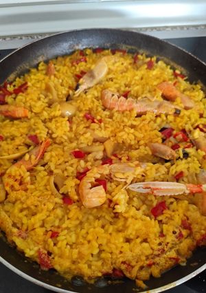 Una foto de Arroz con pescado y marisco