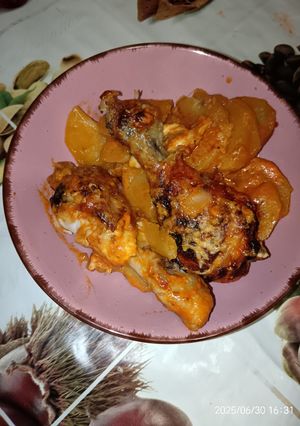 Tejszínes-sajtos sült csirkecomb krumplival recept fotója
