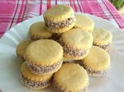 Una foto de alfajores sanos