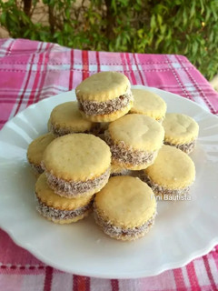 Una foto de Saludables alfajores con dulce de dátiles