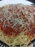Macarronada italiana com molho de tomate caseiro