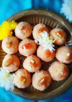 A picture of Moong and urad dal ladoo.