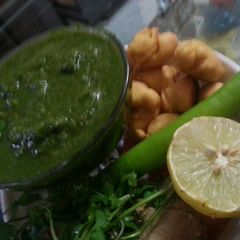 A picture of Green chutney.
