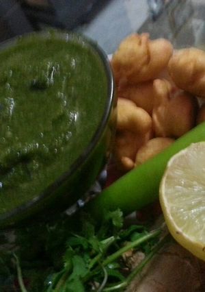 A picture of Green chutney.