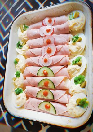 Húsvéti kaszinótojás sonkatekercsekkel, almás ágyon recept fotója