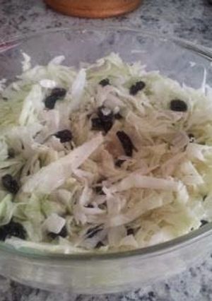 Una foto de Ensalada de repollo y pasitas