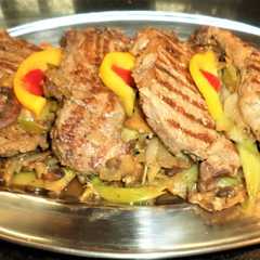 A picture of Bifes de chorizo con guarnición de puerros y hongos al vino blanco.
