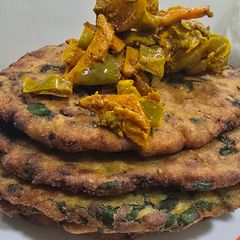 A picture of Makai methi puri.