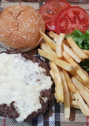 Una foto de Hamburguesa rellena 🍔🍔🐷🐷 #retofinde 🍔