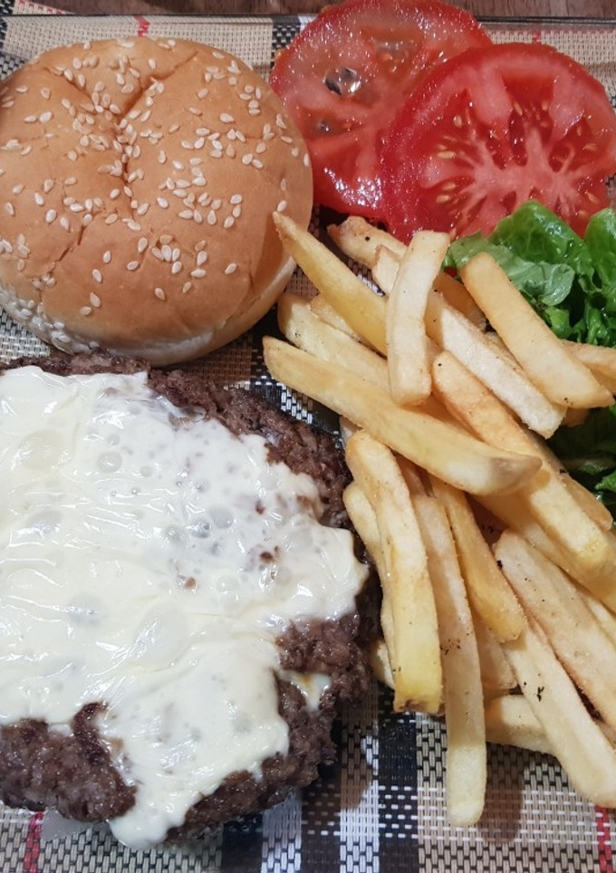 Una foto de Hamburguesa rellena 🍔🍔🐷🐷 #retofinde 🍔