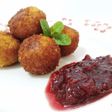 Croquetas artesanas de ancas al ajo negro con confitura de cerezas casera