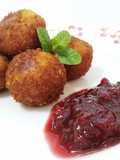 Croquetas artesanas de ancas al ajo negro con confitura de cerezas casera