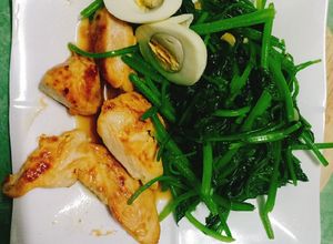 Hình của món Ức gà áp chảo vị chanh dây, rau bina xào tỏi.
