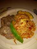 Bistec cazuela y spaghetti con queso