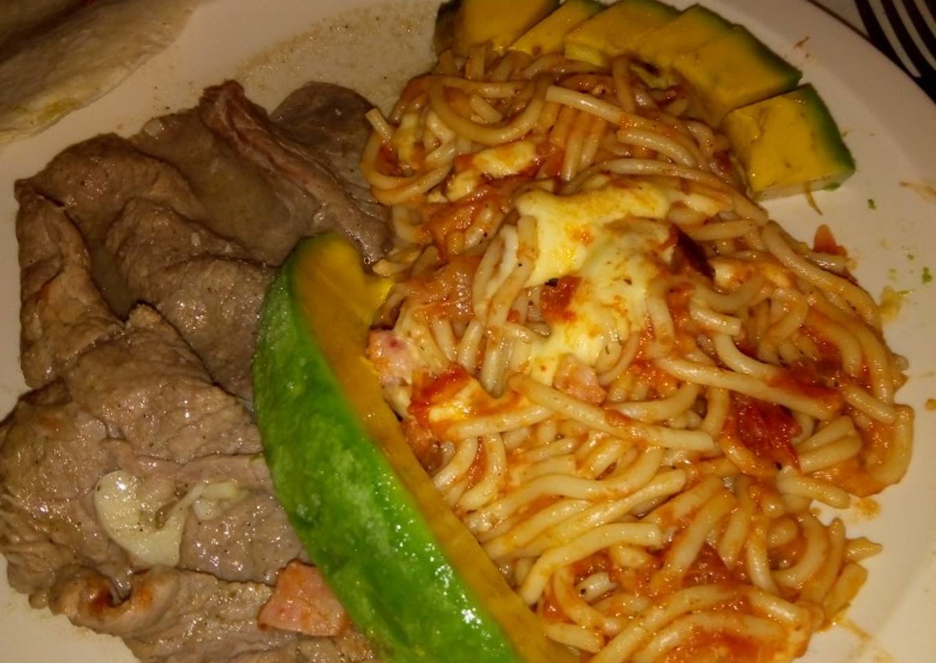 Bistec cazuela y spaghetti con queso