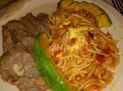 Una foto de bistec con spaghetti