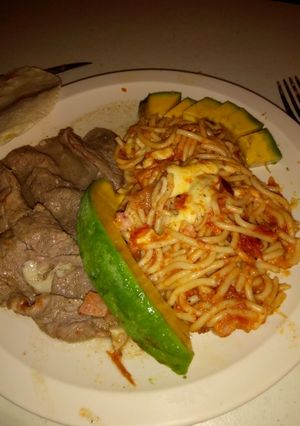 Una foto de Bistec cazuela y spaghetti con queso
