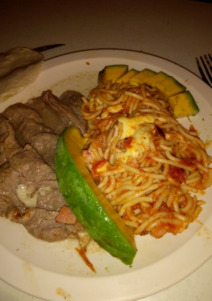 Una foto de Bistec cazuela y spaghetti con queso