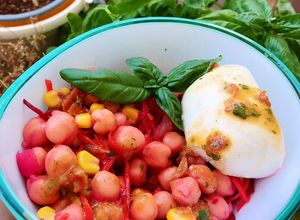 Una foto de Ensalada de garbanzos y queso Skyr con vinagreta de albahaca y tomate seco