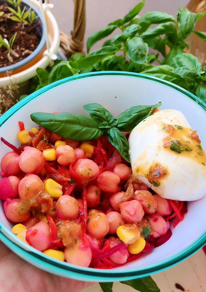 Una foto de Ensalada de garbanzos y queso Skyr con vinagreta de albahaca y tomate seco