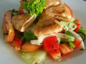 Una foto de ensalada de tomate al orégano