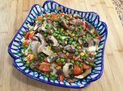 Una foto de ensalada de arroz tomate arvejas