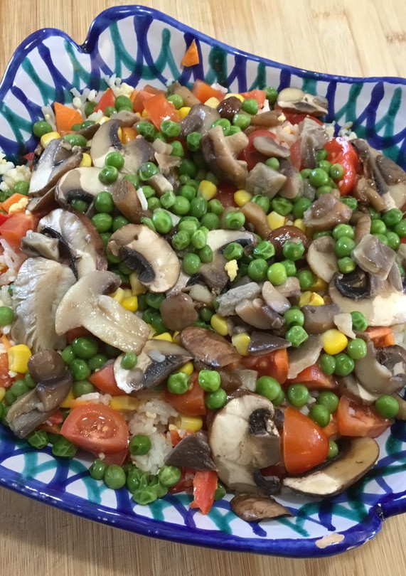 Una foto de Ensalada de arroz con guisantes y champiñones (TMX)