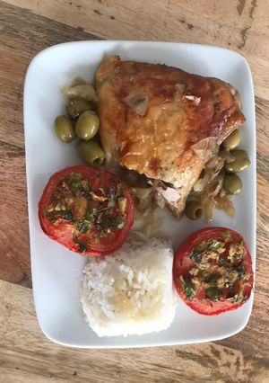 Une photo de Poulet rôti aux olives accompagné de tomates à la provençale et riz thaï