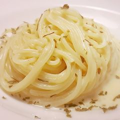 A picture of Spaghetti al fredo.