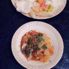 A picture of Spicy potatoes fry with crackers.