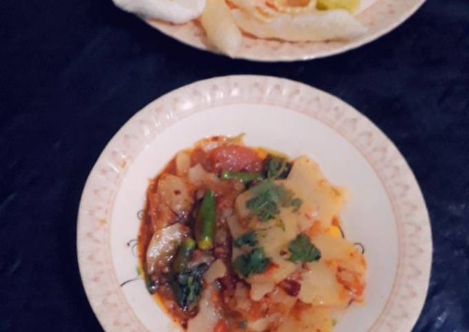 Spicy potatoes fry with crackers