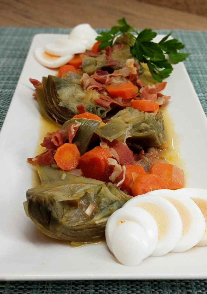Una foto de Alcachofas guisadas con zanahoria y jamón
