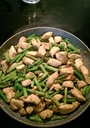 A picture of Chicken asparagus lemon stir fry.