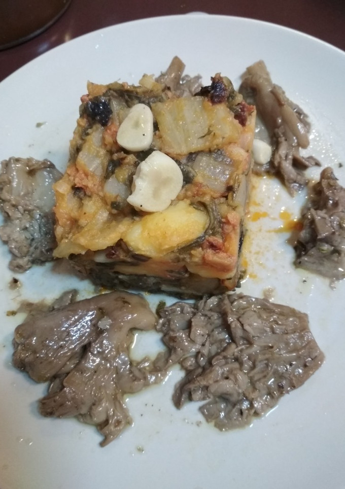 Una foto de Acelgas con picadillo soriano y setas confitadas