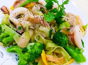 Hình của món Mì xào mực ống và rau củ.