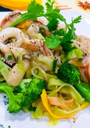 Hình của món Mì xào mực ống và rau củ.