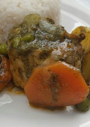 Una foto de Seco de pollo peruano