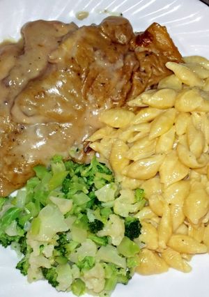 A picture of Yummy smothered chicken.