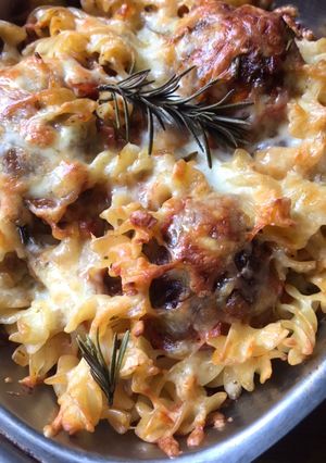 A picture of Cheesy Meatball and Pasta bake.